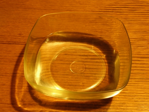 préparation eau dans un plat en verre